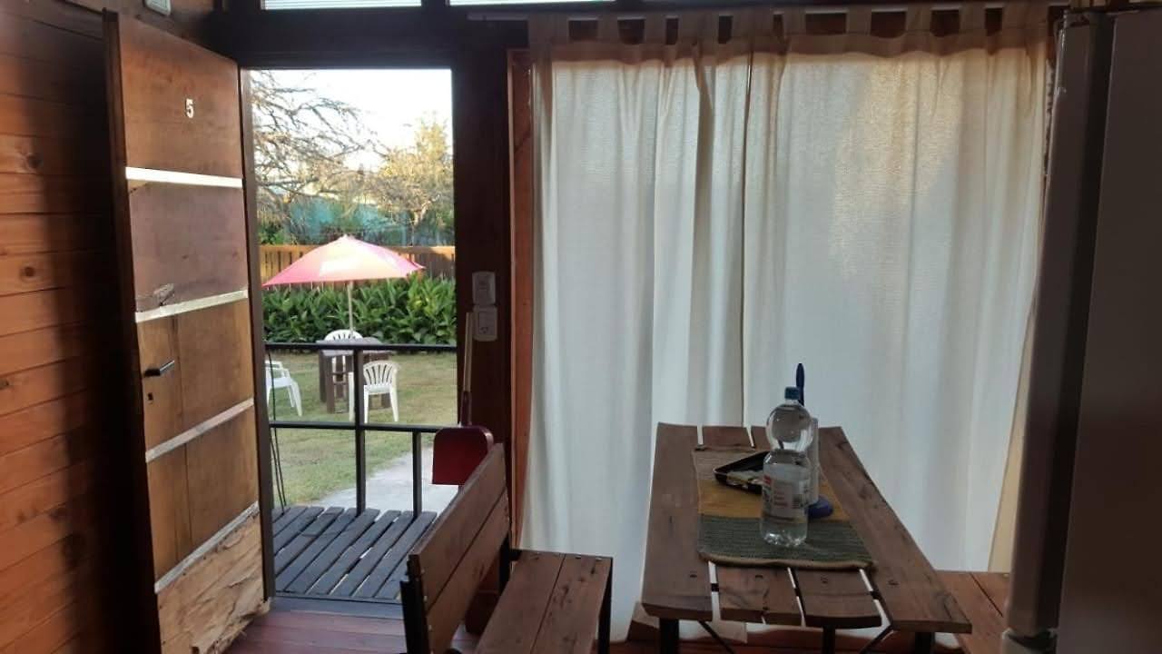 Mesa y TV de Cabañas Diamante