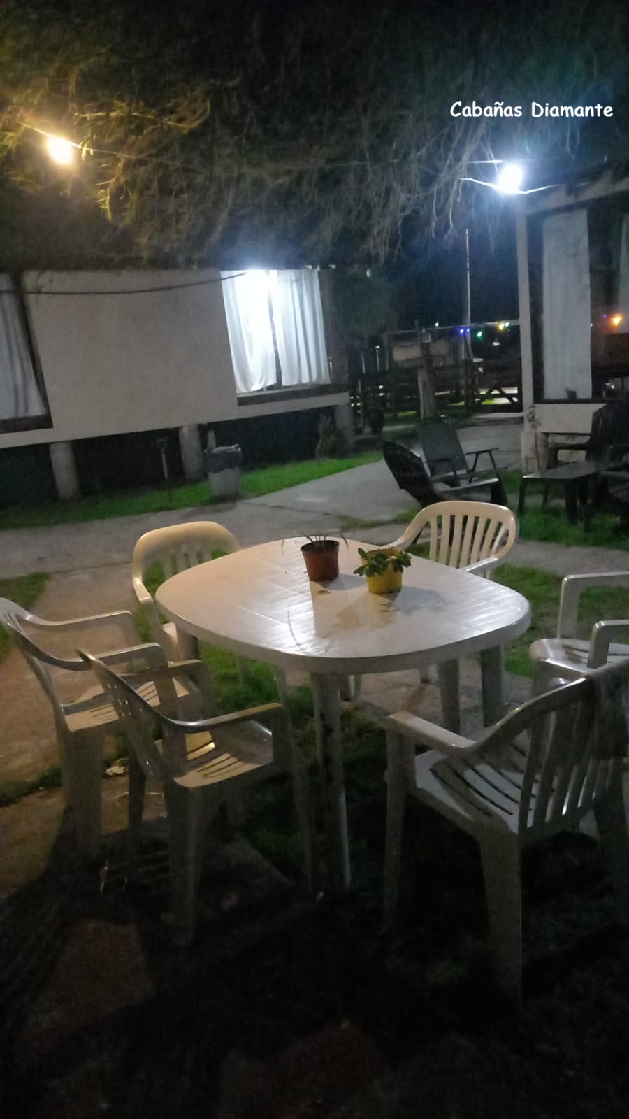 Mesa de noche en Cabañas Diamante