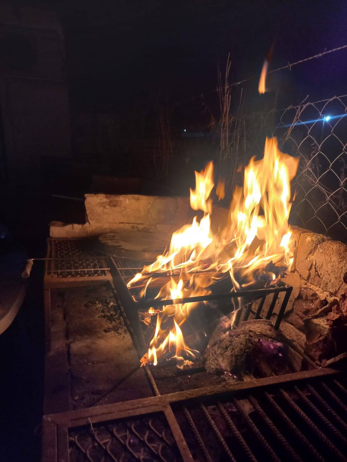 Parrilla de noche en Cabañas Diamante