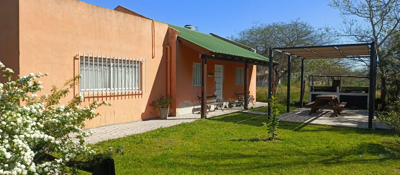 Vista de la casa con techo verde de Lo De Ely