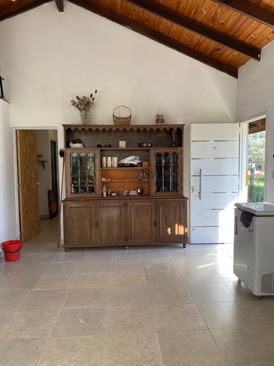 Ambiente con aparador antiguo y freezer de Lo De Ely