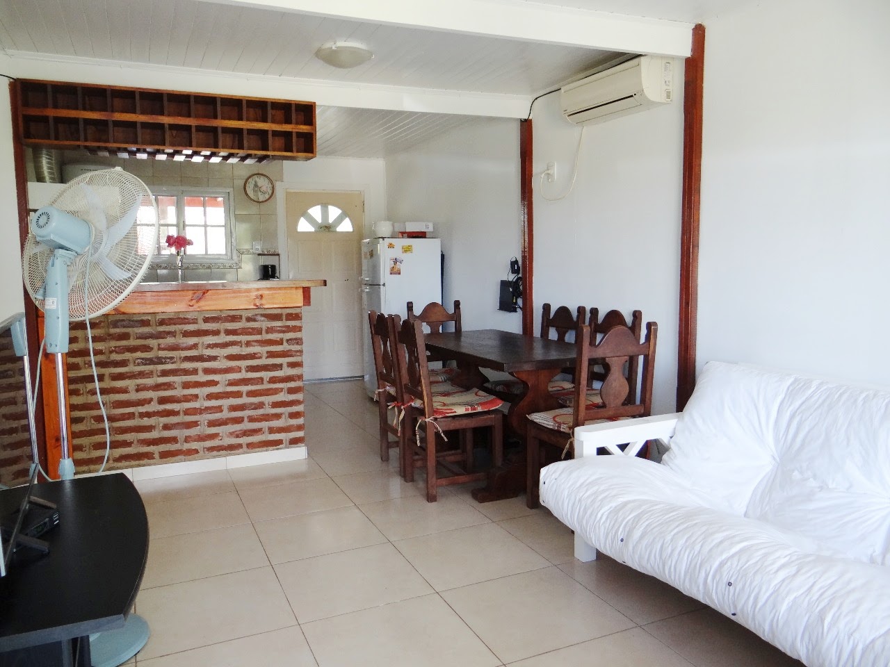 Living-comedor con barra de ladrillo visto de Las Mil y Una